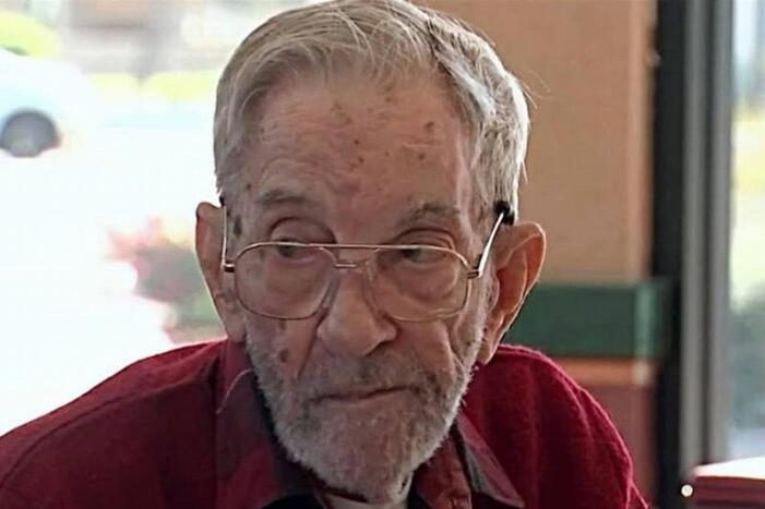 97-Year-Old Veteran Gets An Amazing Surprise Gift After Eating At The ...